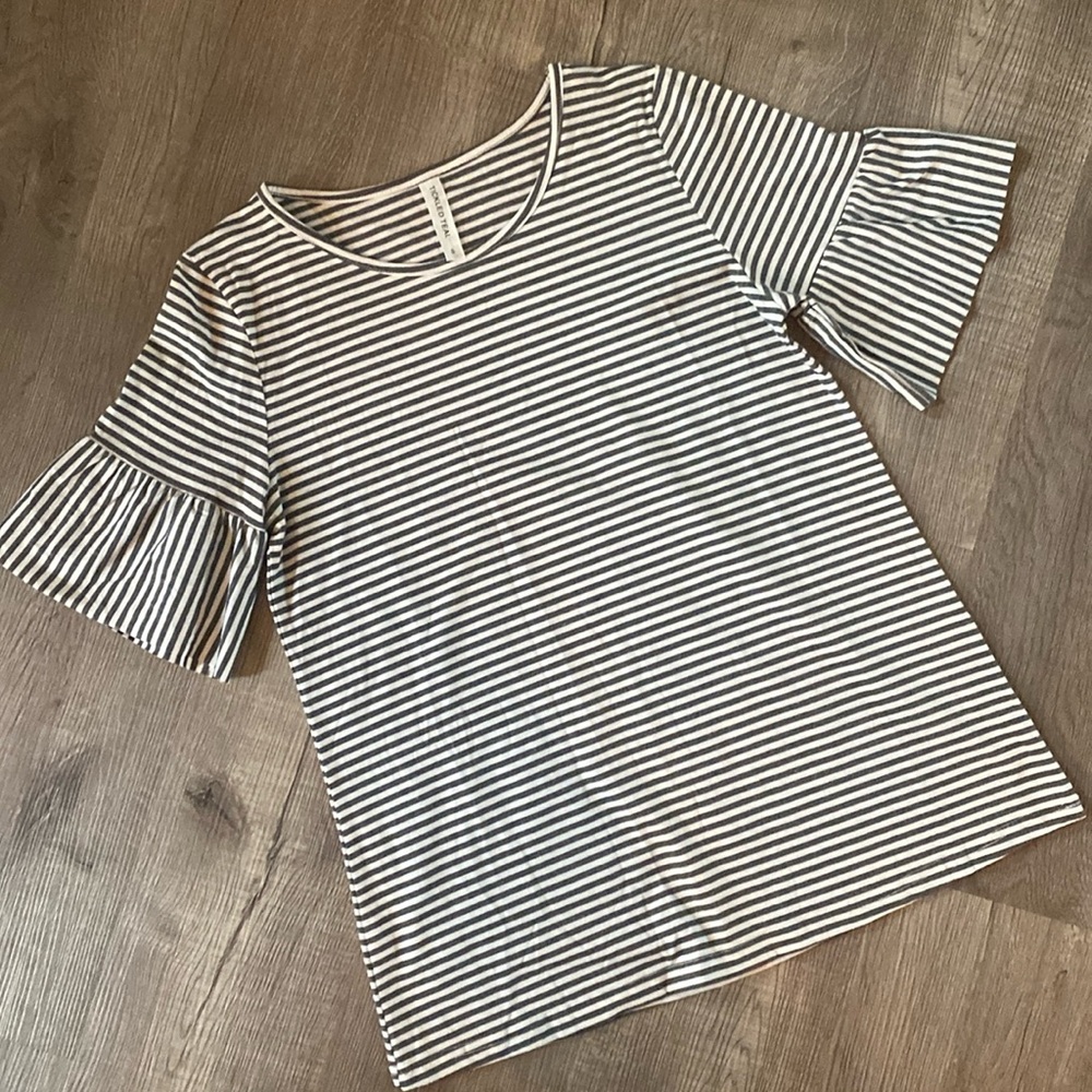 Super cute ruffle sleeve top